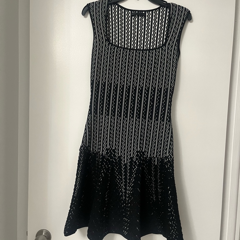 RVN Monochrome Zigzag Design